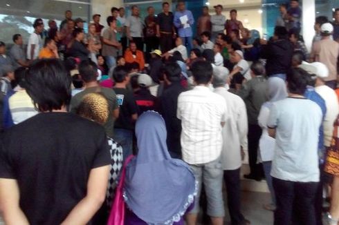 Ratusan PKL Sambangi Gedung DPRD DKI 