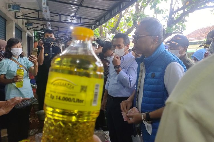 Menteri Perdagangan RI Zulkifli Hasan sidak Pasar Wates, Kabupaten Kulon Progo, Daerah Istimewa Yogyakarta. Mendag borong bahan pangan di pasar lalu dibagikan ke warga.