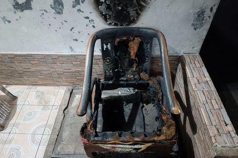 Bangku dan Fiber Pagar Rumah Dibakar di Duren Sawit, Warga: Kami Pikir Kena Puntung Rokok