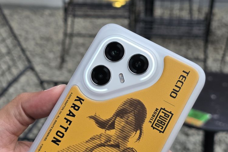 Di bagian punggung, ada modul kamera berbentuk segiti dengan sudut-sudut membulat. Modul ini dikelilingi lampu indikator Status Light untuk notifikasi visual.