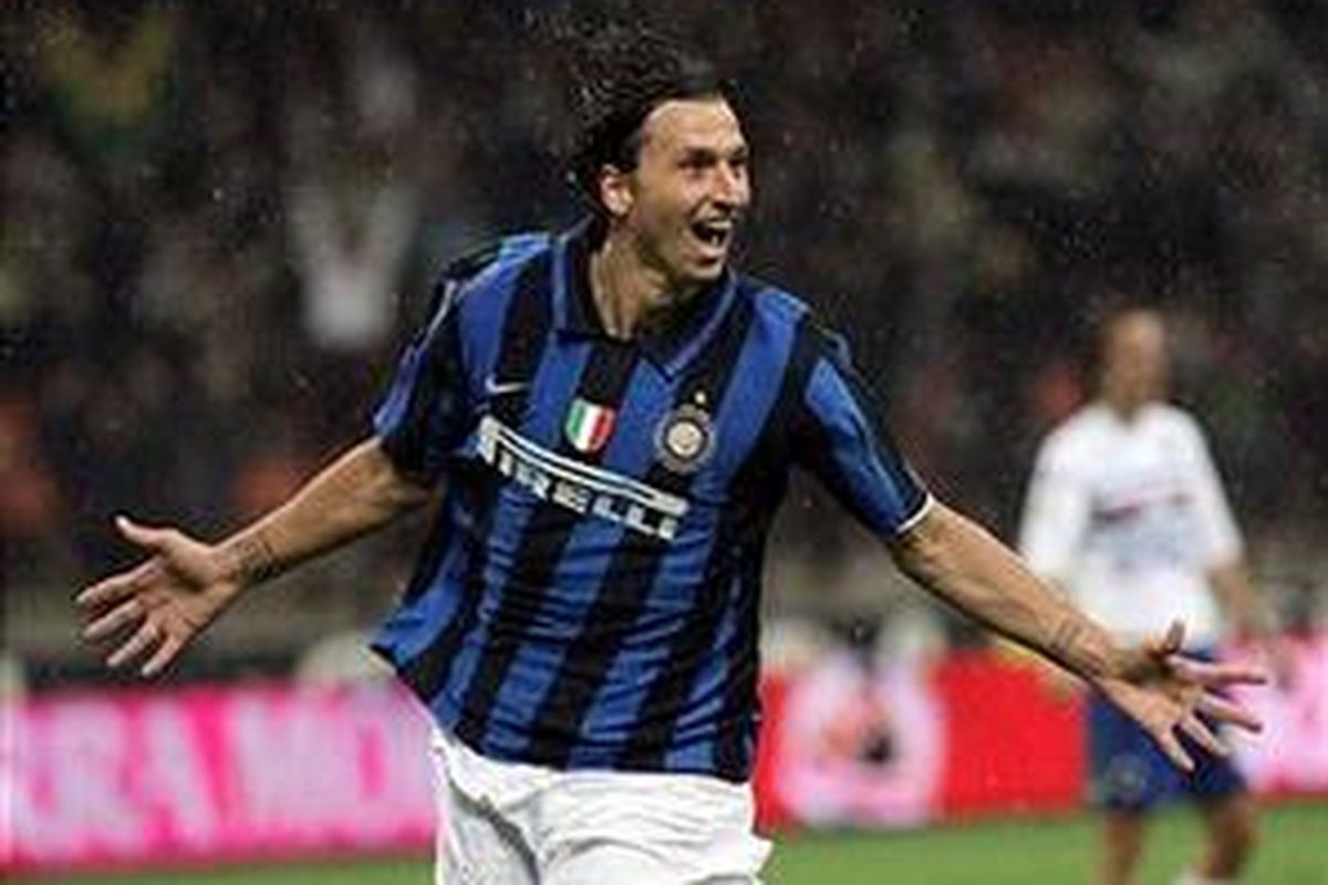 Zlatan Ibrahimovic merayakan golnya.