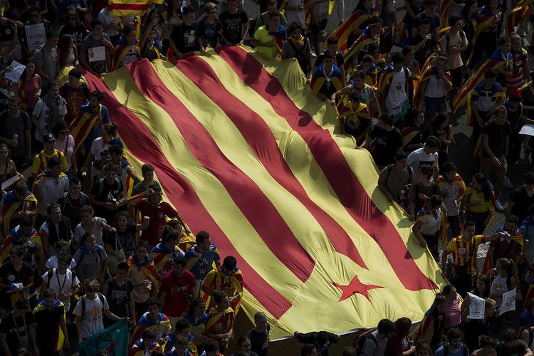 Massa mahasiswa mengibarkan bendera pro-kemerdekaan 'Estelada' saat demonstrasi melawan pihak pemerintah Spanyol terkait referendum kemerdekaan di Catalonia, Spanyol, Kamis (28/9/2017). Warga Catalonia akan menggelar referendum kemerdekaan pada 1 Oktober mendatang, namun pemerintah Spanyol menolak keras dan menyatakannya ilegal.