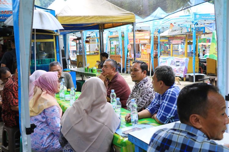 Penjabat (Pj) Wali Kota (Walkot) Tangerang saat menikmati sarapan pagi di Kuliner Parlan, Kota Tangerang, Sabtu (4/5/2024)
