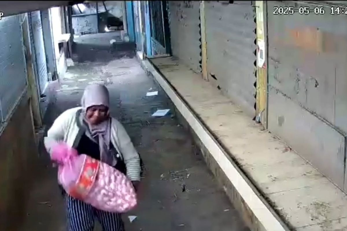 Seorang ibu di Pasuruan nekat mencuri satu karung bawang putih di Pasar Baru Pandaan. Aksi pencurian terekam jelas di cctv, Selasa sore (06/05/2025). 