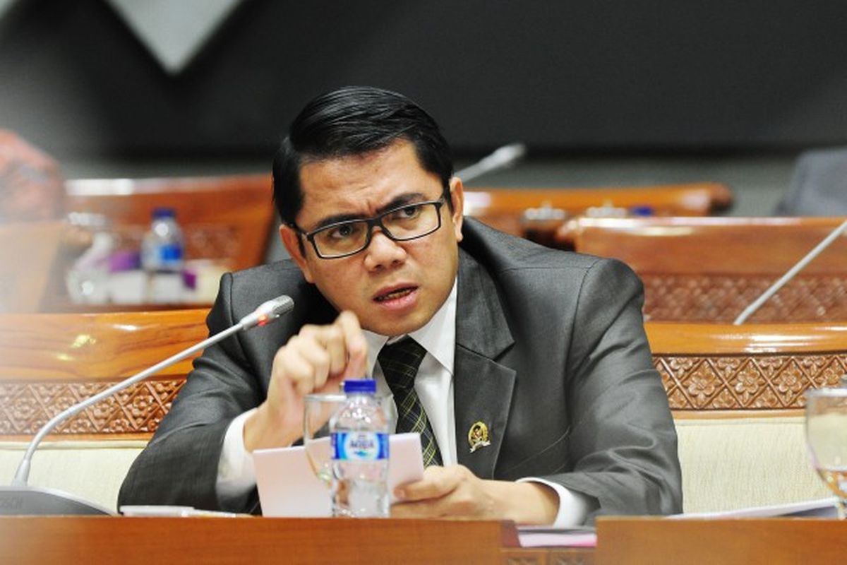 Arteria Dahlan, Deputi Penerangan Masyarakat untuk Satgas Covid-19 DPR RI memberikan keterangan pers terkait tiga aksi nyata Satgas Covid-19, Minggu (19/4/2020)