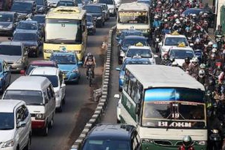 Pengendara sepeda menembus kemacetan di jalan protokol Jenderal Sudirman, Jakarta Pusat, Jumat (27/2). Kemacetan serta buruknya transportasi umum di ibu kota membuat sejumlah warga memanfaatkan sepeda sebagai alat transportasi.
