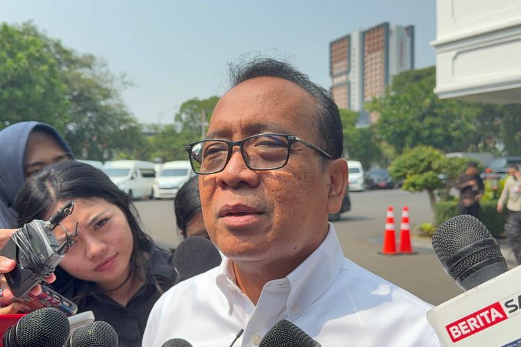 Prabowo Panggil Para Menteri untuk Bahas Pendidikan Gratis