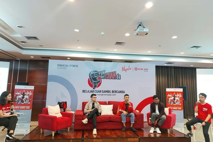 (kiri ke kanan) Relationship Coach Lex dePraxis, Nyala Coach Ario Pratomo, dan Stand Up Comedian Yudha Keling saat acara Belajar Cuan Sambil Bercanda di OCBC NISP Tower, Jakarta, Sabtu (6/8/2022).