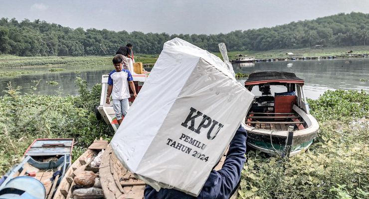 Bawa Logistik Pemilu, Belah Waduk Cirata hingga Terjebak Eceng Gondok