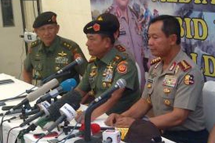 Panglima TNI Jenderal Moeldoko saat jumpa pers di posko DVI Polda Jatim. 