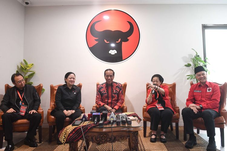 Ketua Umum PDI Perjuangan Megawati Sukarnoputri (kedua kanan) memberikan keterangan disaksikan Presiden Joko Widodo (tengah), bakal Capres Ganjar Pranowo (kanan), Ketua DPP Puan Maharani (kedua kiri) dan Ketua DPP Prananda Prabowo (kiri) saat sesi konferensi pers Rakernas PDI Perjuangan di Jakarta, Selasa (6/6/2023). Rakernas PDI Perjuangan yang berlangsung 6-8 Juni 2023 itu mengangkat tema fakir miskin dan anak-anak terlantar dipelihara oleh negara.