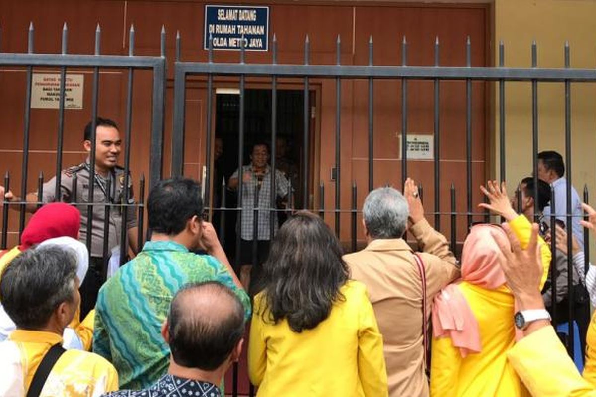 Ikatan Alumni Universitas Indonesia (Iluni UI) menjenguk Sri Bintang Pamungkasi di tahanan Polda Metro Jaya, Senin (23/1/2017).