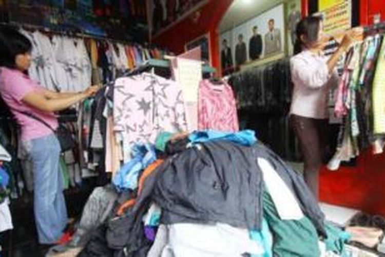 Pengunjung mencari pakaian merek-merek tertentu yang unik dan berkualitas di Toko Barang Bekas Bos (Babebo) di Kawasan Mergosono, Kota Malang, Senin (25/11/2014). 