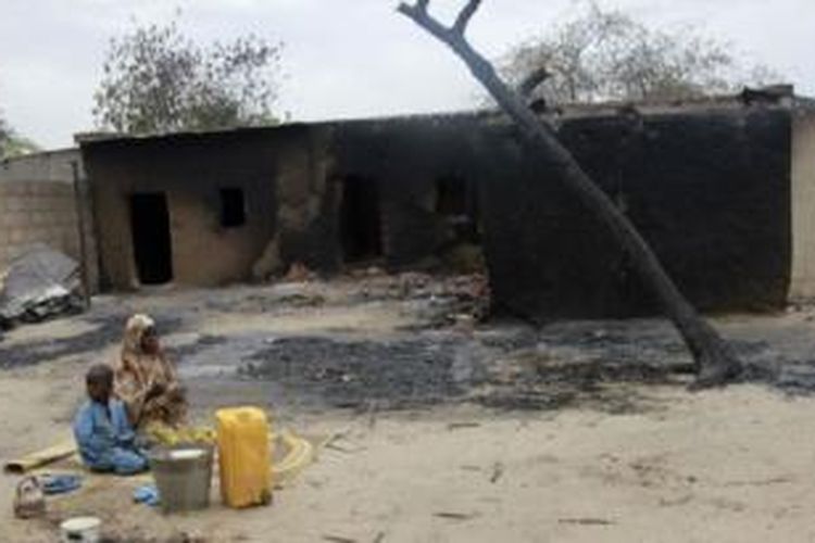 Rumah-rumah di kota Baga hangus akibat pertempuran antara pasukan Nigeria dan Boko Haram.