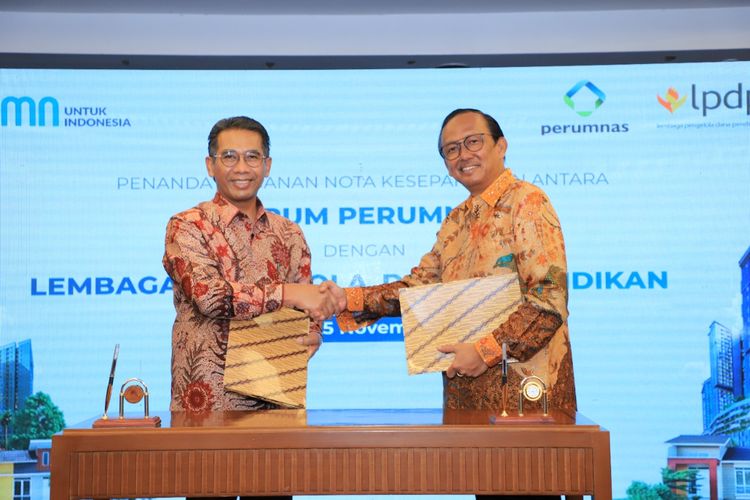 Direktur Utama Perumnas Budi Saddewa Soediro dan Direktur Utama LPDP Andin Hadiyanto usai menandatangani perjanjian kerja sama di bidang riset, Jumat (9/12/2022).