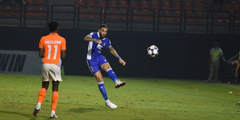 Debut mantan bintang Paris Saint-Germain (PSG) Layvin Kurzawa pada laga leg pertama 16 besar AFC Champions League Two (ACL 2) 2025-2026 melawan Ratchaburi FC, di Stadion Ratchaburi Thailand, Rabu (11/2/2026). 