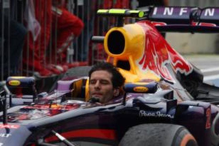 Pebalap Red Bull Racing asal Australia, Mark Webber, melintasi Sirkuit Interlagos untuk kali terakhir tanpa memakai helm, Minggu (24/11/2013). GP Brasil merupakan balapan terakhir Webber di Formula 1.