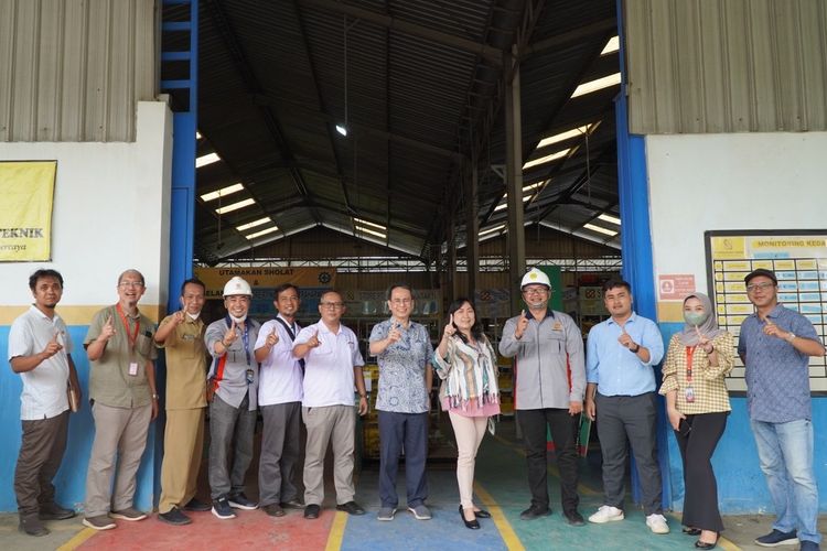 Jajaran Pengurus Yayasan Dharma Bakti Astra (YDBA) mengunjungi pabrik milik PT. Bimuda Karya Teknik di Tegal, Jawa Tengah pada tahun 2023. PT. Bimuda Karya Teknik merupakan salah satu UMKM manufaktur otomotif binaan Astra melalui YDBA.