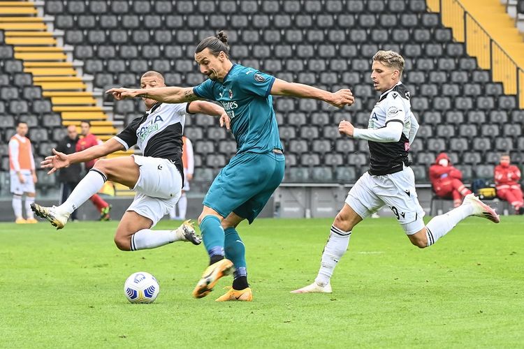 Penyerang AC Milan Zlatan Ibrahimovic (tengah), bek Udinese Sebastian De Maio (kiri), dan bek Udinese Jens Stryger Larsen dalam pertandingan Serie A Italia antara Udinese vs AC Milan di Stadion Friuli pada 1 November 2020.