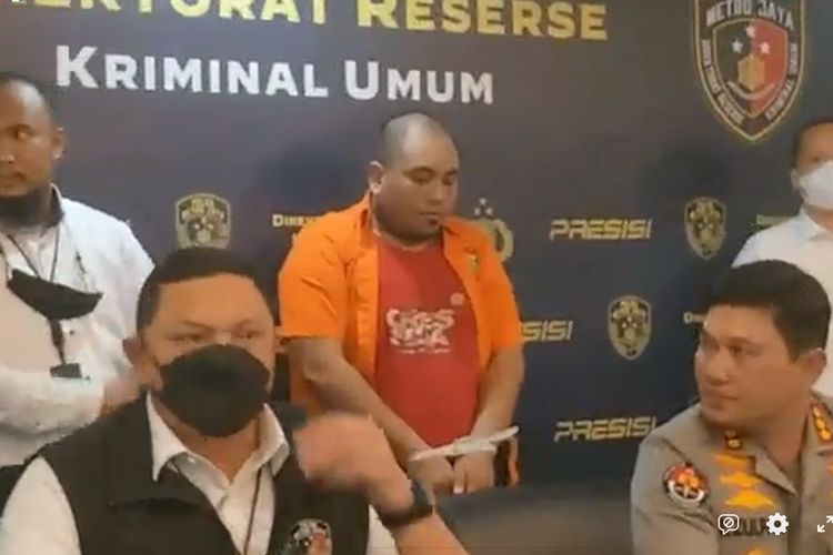 Rudolf Tobing, tersangka pembunuh Ade Yunia Rizabani, hanya menunduk dan terdiam saat ditampilkan dalam konferensi pers di Polda Metro Jaya, Senin (24/10/2022).