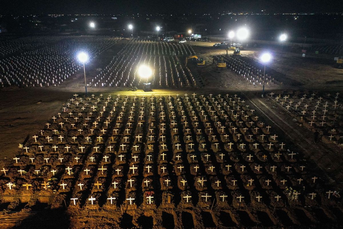 Pantauan udara makam korban Covid-19 di TPU Rorotan, Jakarta Utara, Jumat (23/7/2021). Pasien yang meninggal dunia bertambah 1.566, sekaligus rekor tertinggi sejak pandemi. Dengan demikian, total kasus kematian Covid-19 tembus 80.598 orang.