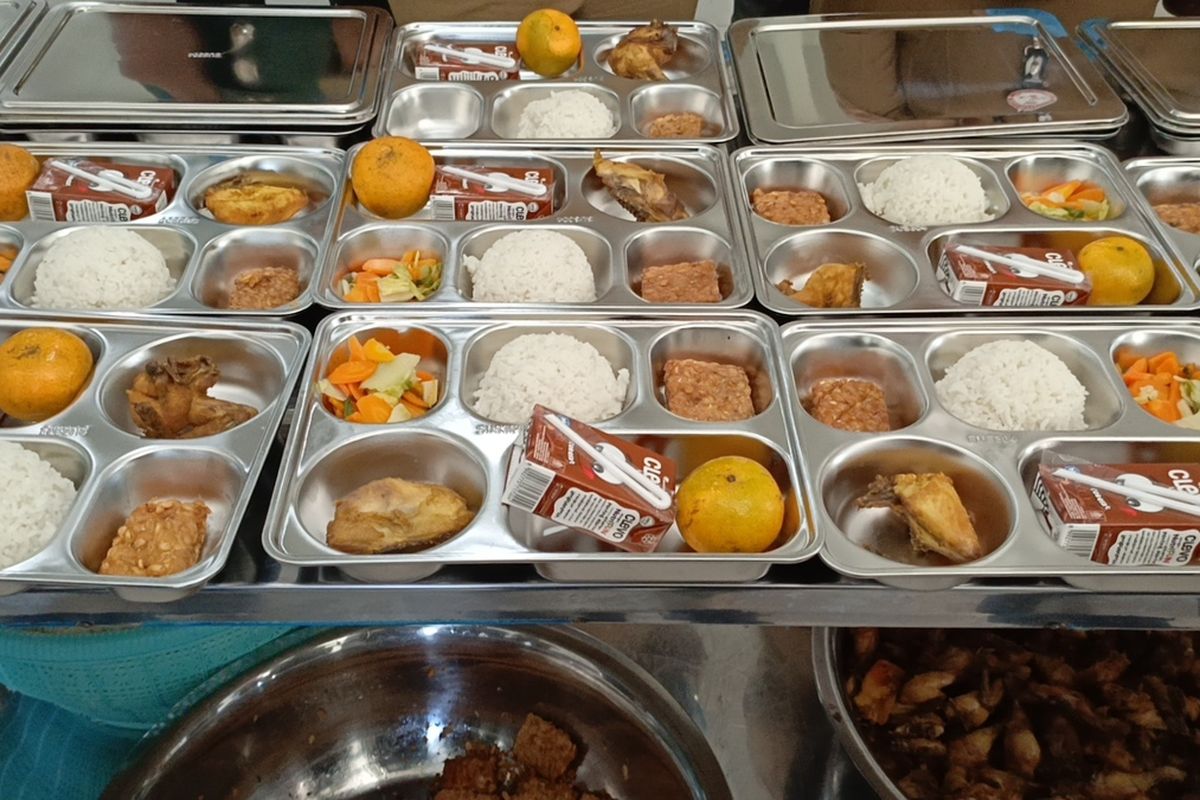 Sejumlah siswa TK dan SD di Kecamatan Rancaekek tengah menerima program Makan Bergizi Gratis (MBG) beberapa waktu lalu