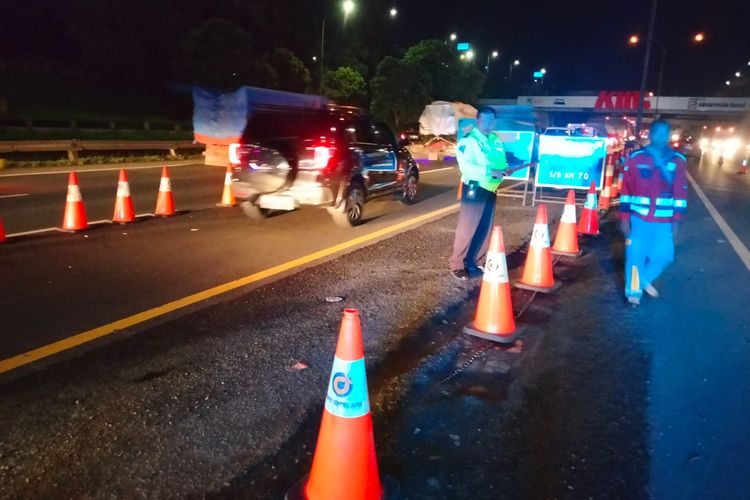 Buka tutup contraflow di Tol Jakarta-Cikampek, Kamis (28/4/2022).