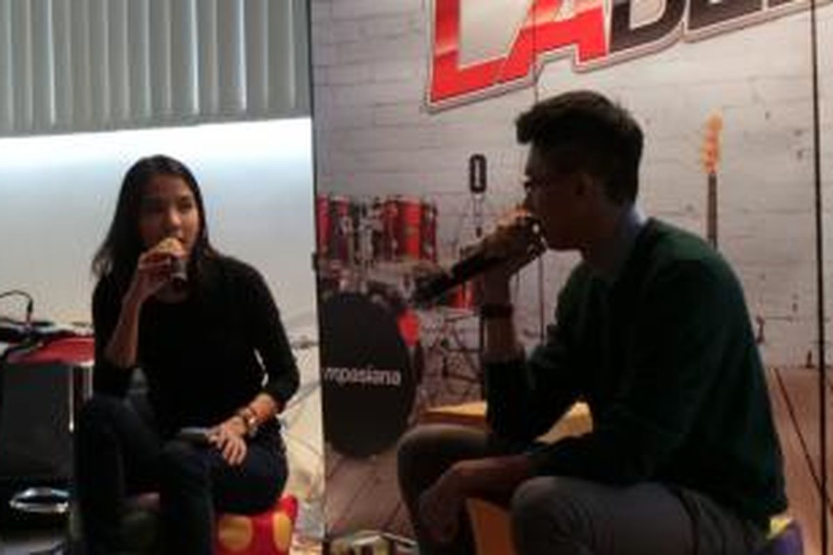 Pencipta lagu Rega (kanan) menjadi narasumber acara Kompasiana Ngulik Meet the LAbels, di gedung Kelompok Kompas Gramedia, Jalan Palmerah Barat, Jakarta Barat, Jumat (13/2/2015), yang dipandu oleh artis musik Nadia Fatira (kiri).
