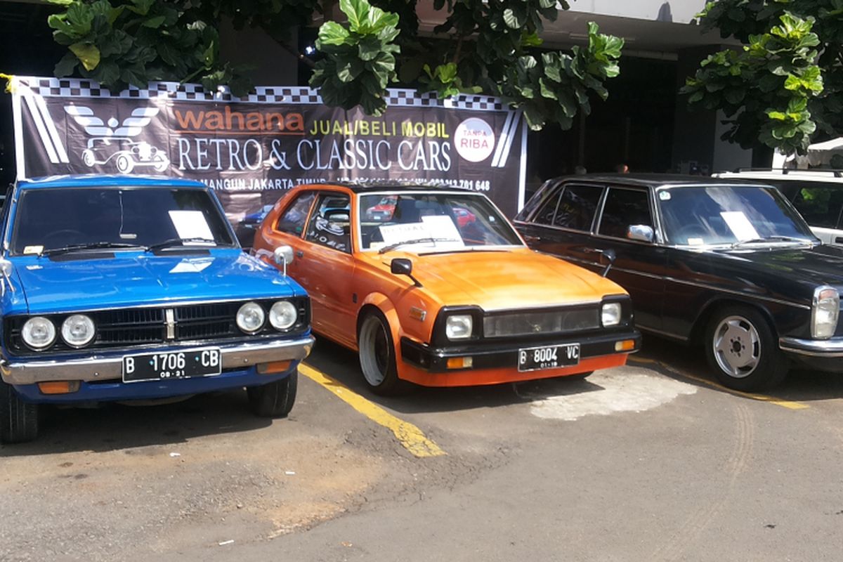 Deretan mobil retro yang meramaikan pameran Classic for The Young Generation yang diadakan Perhimpunan Penggemar Mobil Kuno Indonesia (PPMKI) di Maxxbox Lippo Village, Tangerang, Sabtu (31/3/2018). 