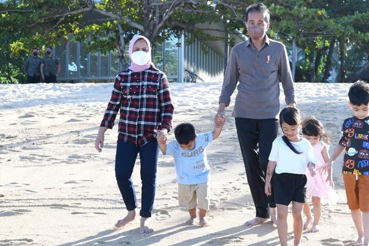 Presiden Joko Widodo dan Ibu Negara Iriana Jokowi mengajak keempat cucunya, Jan Ethes Srinarendra, La Lembah Manah, Panembahan Al Ahyan Nasution, dan Sedah Mirah, bermian di Pantai Nusa Dua, Bali, Jumat (6/6/2022) sore.