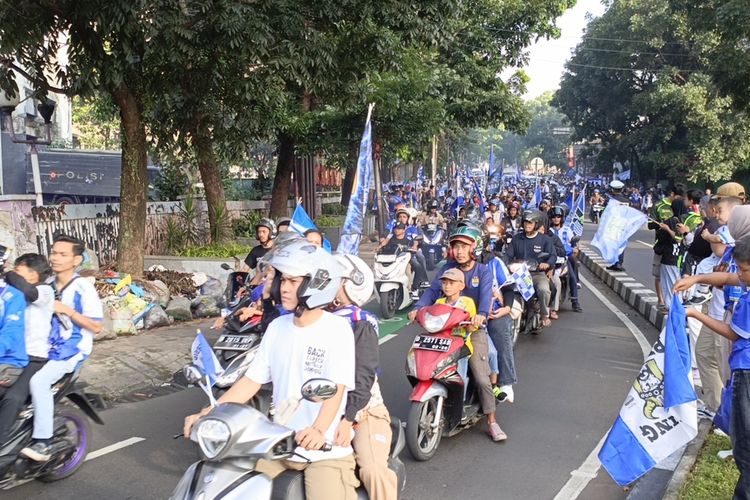 Mulai Penuhi Jalan Lembong, Bobotoh Rela Menunggu Iring-iringan Persib Sejak Subuh