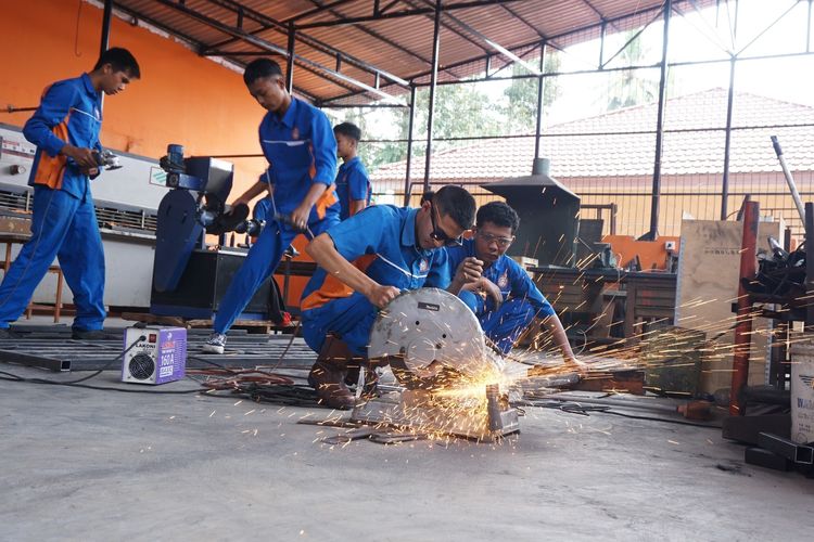 Siswa SMKN 2 Payakumbuh, Sumatera Barat saat membuat inovasi alat penjinak sapi.