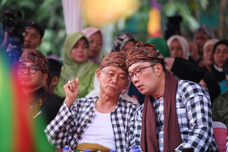 Gubernur Jawa Barat (Jabar) Ridwan Kamil bertemu dengan salah satu pemuka di Kampung Kranggan Abah Olot saat berkesempatan mengunjungi Kampung Kranggan dan membuka gelaran Riksa Budaya Jabar, di Kampung Kranggan, Kecamatan Jatisampurna, Kota Bekasi, Selasa (25/10/2022). 