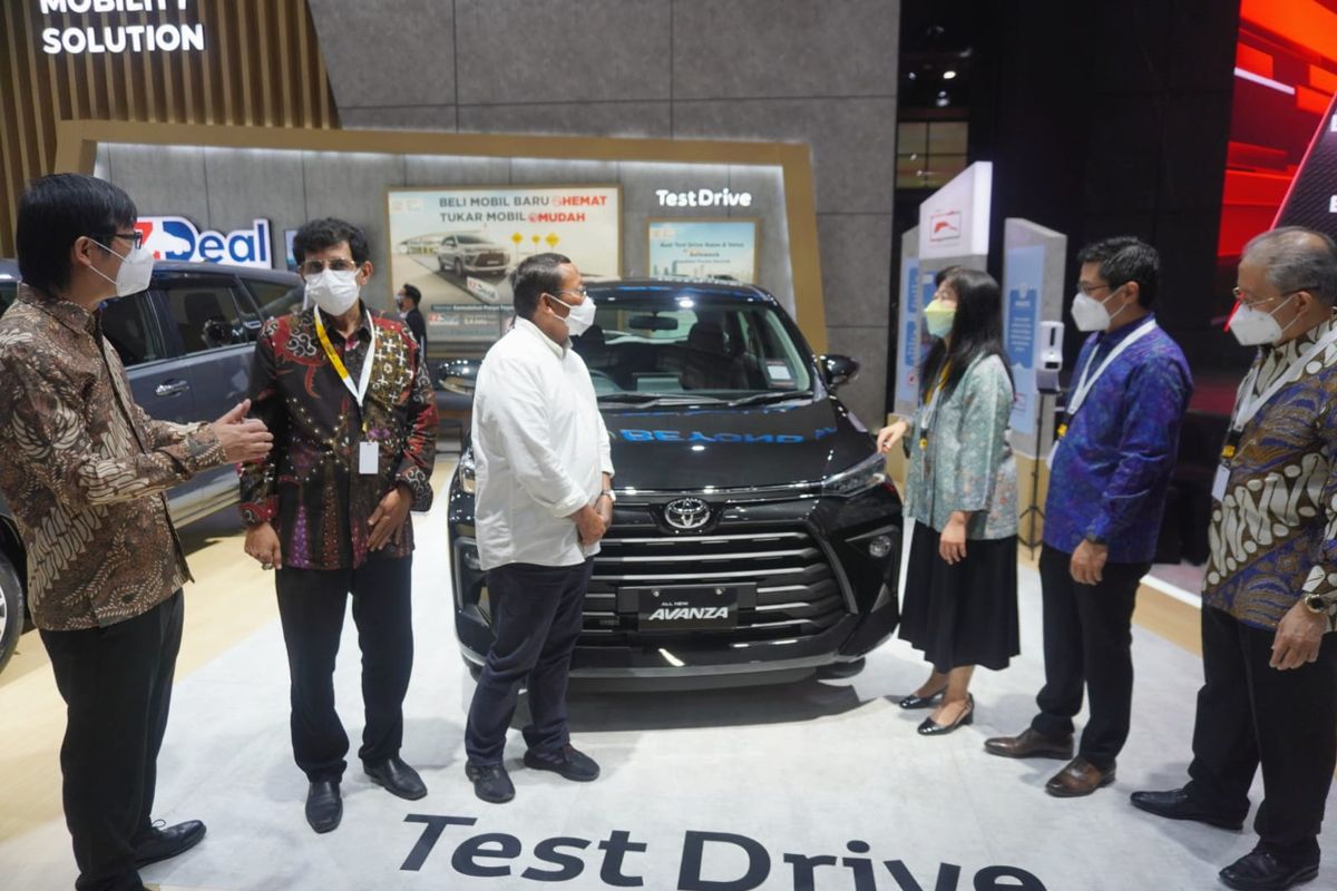 *Toyota Avanza 1.5 G M/T Ikut Sukseskan Program PPnBM Pemerintah*--Dirjen ILMATE Kementerian Perindustrian Taufik Bawazier (kedua kanan) dan Dirjen Hubdat Kementerian Perhubungan Budi Setiyadi (ketiga kanan) didampingi Ketua Umum GAIKINDO Yohannes Nangoi (kanan) tengah berbincang dengan Wakil Presiden Direktur PT Toyota-Astra Motor (TAM) Henry Tanoto (kedua kanan), jajaran direktur TAM Anton Jimmi Suwandy (kiri) dan Suranywaty Tjandrasa (tengah) di depan Toyota Avanza 1.5 G M/T, saat mengunjungi booth Toyota pada pembukaan GAIKINDO Jakarta Auto Week (GJAW) 2022, di Jakarta Convention Centre (JCC), Sabtu (12/03). Toyota Avanza 1.5 G M/T merupakan salah satu model kendaraan Toyota yang ikut mensukseskan program Pemerintah untuk menggairahkan pasar otomotif nasional melalui fasilitas diskon Pajak Pertambahan Nilai atas Barang Mewah (PPnBM) yang berlaku di 2022.
 