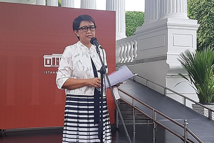 Menteri Luar Negeri Retno Marsudi memberikan keterangan persseusai rapat terbatas di Kompleks Istana Kepresidenan, Jakarta, Senin (31/10/2022).   