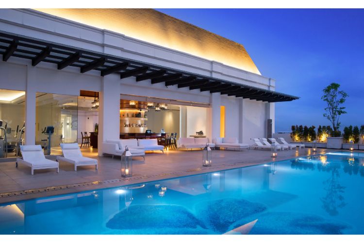 Area kolam renang di Four Points by Sheraton Bandung yang elegan dan modern, menjadi tempat ideal untuk bersantai setelah menjelajah kota 