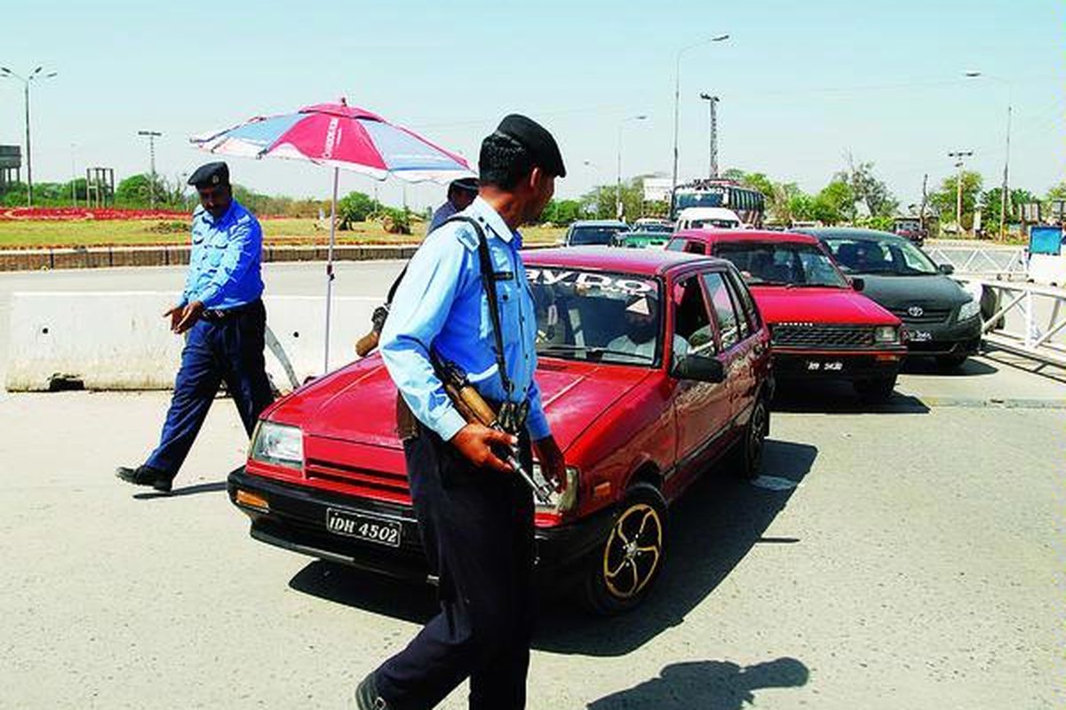 Polisi Pakistan menghentikan kendaraan di pos pemeriksaan masuk kota Islamabad, Senin (30/4), menjelang satu tahun tewasnya pemimpin Al Qaeda, Osama bin Laden. Analis mengatakan, Al Qaeda tetap menyebarkan pesan teror di Pakistan lewat beberapa kelompok yang mengancam stabilitas Pakistan yang masih lemah.