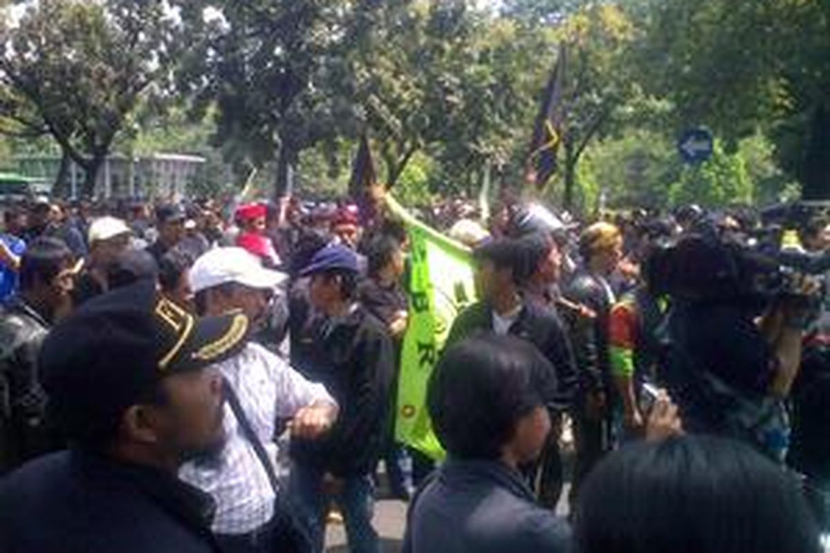 Ratusan orang yang mengenakan atribut FBR melakukan aksi unjuk rasa di depan Balai Kota DKI Jakarta, Kamis (15/4/2010). Mereka menuntut Satpol PP dibubarkan.