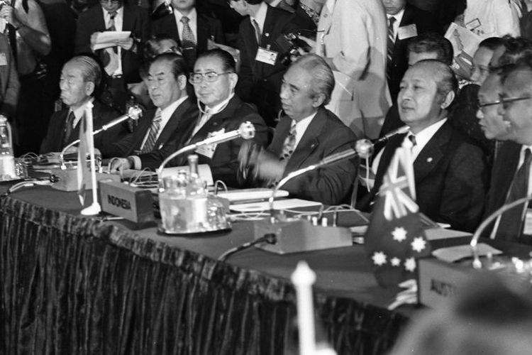 Tiga hari menjelang hari jadi ASEAN yang ke-X , KTT ASEAN ditutup pada Jumat 5 Agustus 1977 di Kuala Lumpur, Malaysia, setelah kelima kepala pemerintahan ASEAN akhirnya sepakat bahwa perlu dilakukan perubahan-perubahan dalam struktur organisasi ASEAN tanpa mengubah Deklarasi ASEAN. Foto memperlihatkan Presiden Soeharto dan Menlu Adam Malik bersama peserta dari negara sahabat.