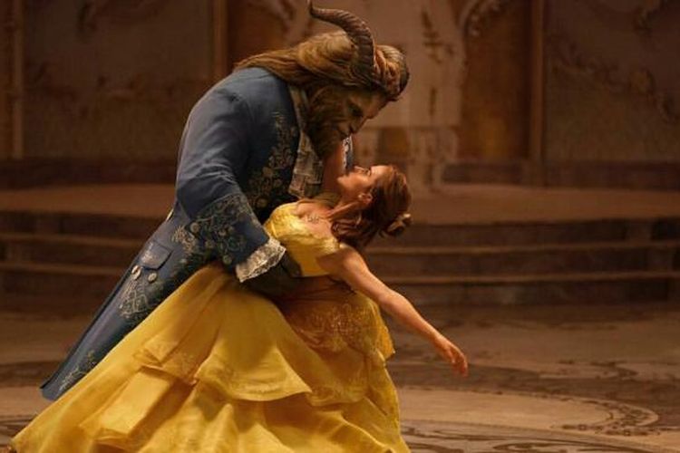 Emma Watson dan Dan Stevens bermain dalam film Beauty and the Beast (2017)