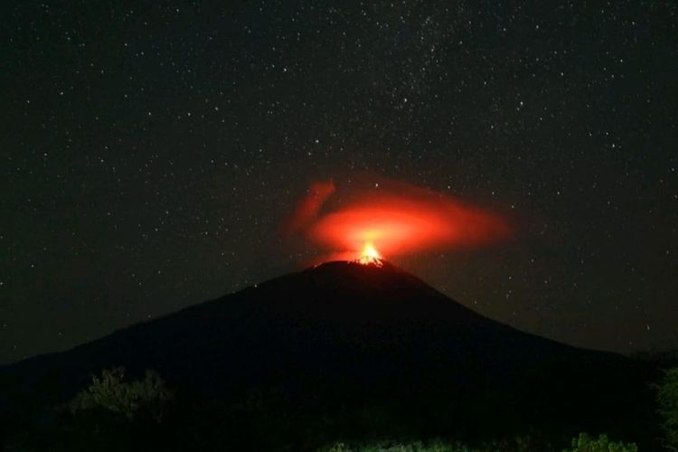 Meski Dilarang, Pendaki Tetap Nekat Naik Puncak Gunung Ile Lewotolok