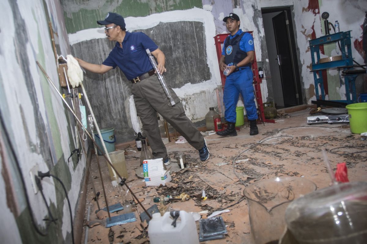 Petugas Badan Narkotika Nasional (BNN) memeriksa laboratorium pembuatan narkoba saat dilakukan penggerebekan di Diskotek MG, Jalan Tubagus Angke, Jakarta, Minggu (17/12). Dalam penggerebekan tempat diskotek yang didalamnya terdapat laboratorium pembuat narkoba itu petugas BNN mengamankan 120 orang pengunjung diskotek yang terindikasi positif menggunakan narkoba serta sejumlah barang bukti.  ANTARA FOTO/Aprillio Akbar/ama/17.