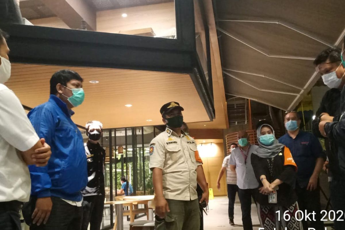 Satpol PP Tengah Menutup Gerai KFC di Kawasan Senopati, Jumat (16/10/2020). Gerai ditutup sebab kedapatan tidak memenuhi kapasitas maksimal pengunjung sebanyak 50 persen. 