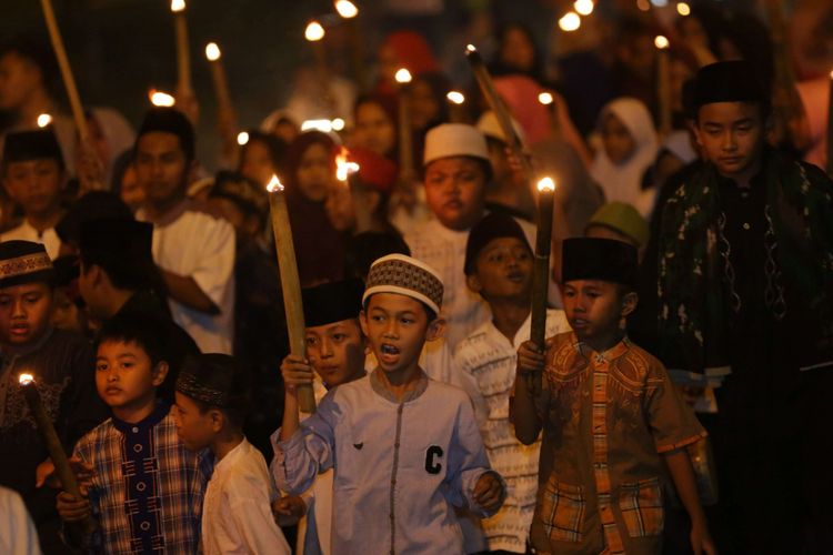 Sejumlah anak membawa obor sambil berkeliling saat pawai menyambut Tahun Baru Islam di Lengkong Karya, Serpong, Tangerang Selatan, Banten, Senin (10/9/2018). Umat muslim dari berbagai wilayah menggelar pawai obor guna menyambut pergantian Tahun Baru Islam 1 Muharram 1440 Hijriah yang jatuh pada Selasa, 11 September 2018.