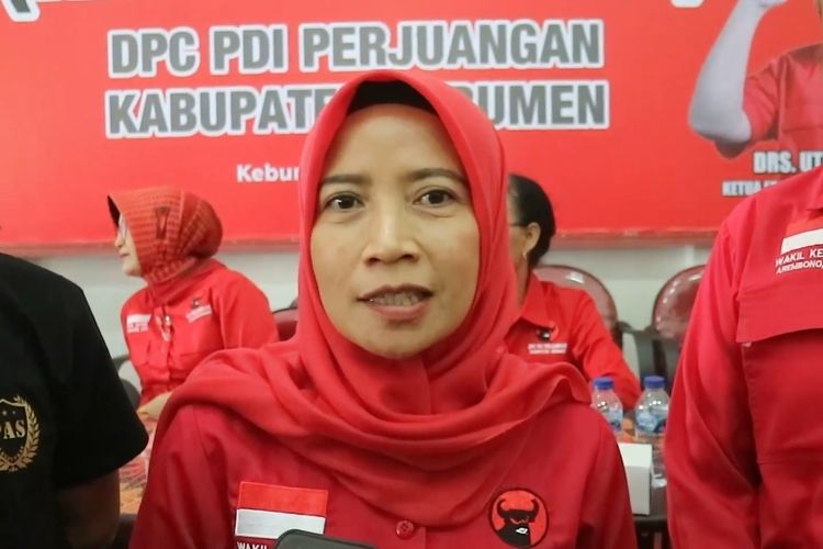 Wakil Bupati Kebumen Ristawati Purwaningsih saat mengambil berkas pendaftaran dari PDI-P Kabupaten Kebumen 