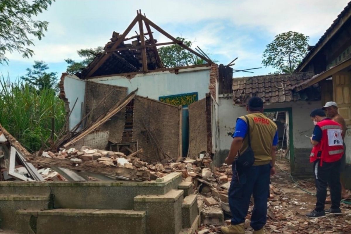 Indonesian Red Cross officials examine the damage from a 6.1 Richter scale earthquake off East Java's Malang regency, East Java, Saturday (10/4/2021)