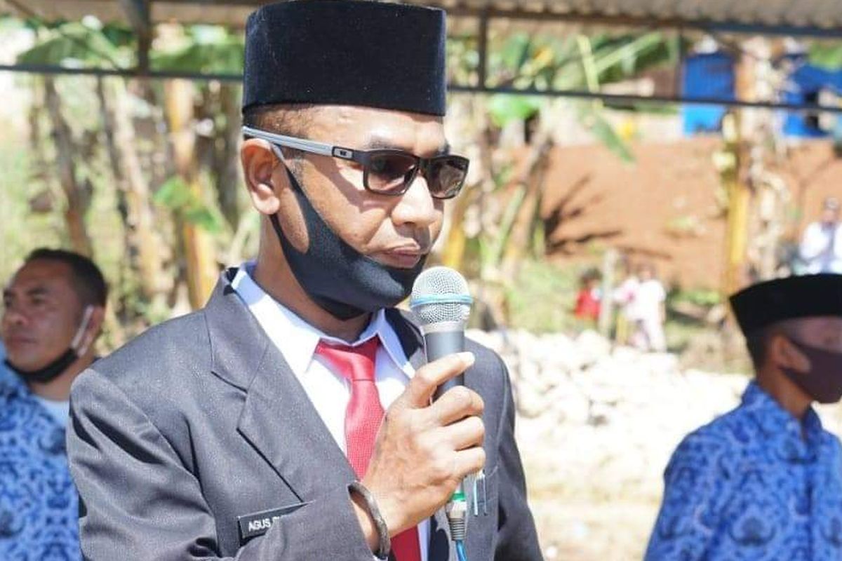 Camat Lambaleda Utara, Agustinus Supratman sedang memberikan pengarahan di wilayah Kerja, Senin, (4/4/2022). (KOMPAS.com/DOK CAMAT LAMBALEDA UTARA)