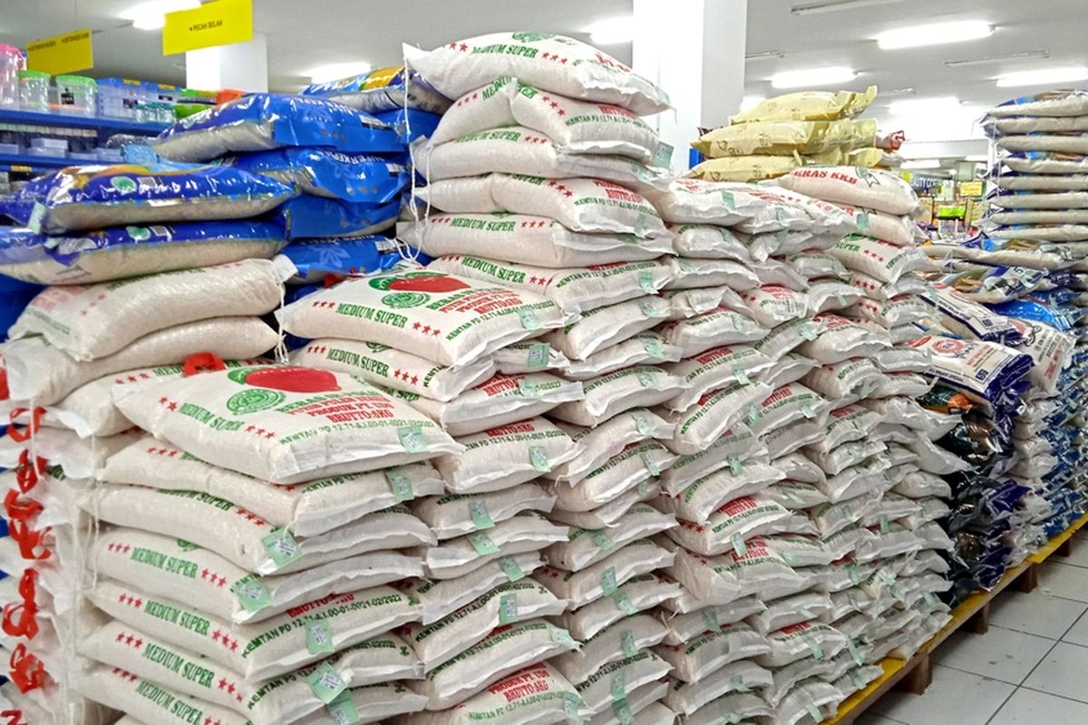 Ilustrasi tumpukan karung beras di sebuah toko ritel. 