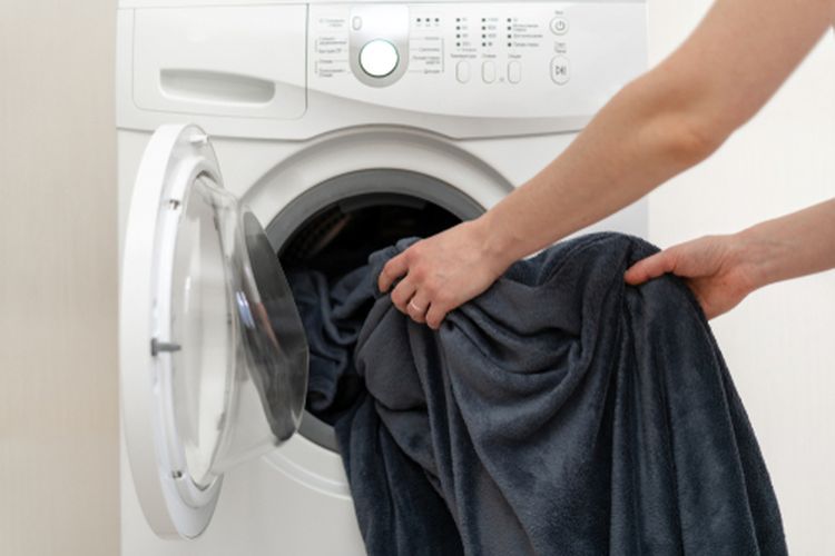 ilustrasi mencuci selimut di mesin cuci