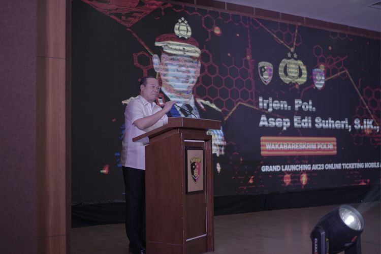 Wakil Kepala Badan Reserse Kriminal (Wakabareskrim) Polri Irjen Pol Asep Edi di acara peluncuran Aplikasi AK23 Online Ticketing Mobile di Gedung Bareskrim Mabes Polri, Jakarta, Selasa (12/12/2023). 